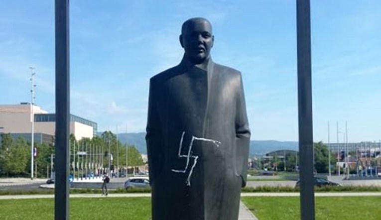 Neki kreten je nacrtao kukasti križ na spomeniku Većeslavu Holjevcu