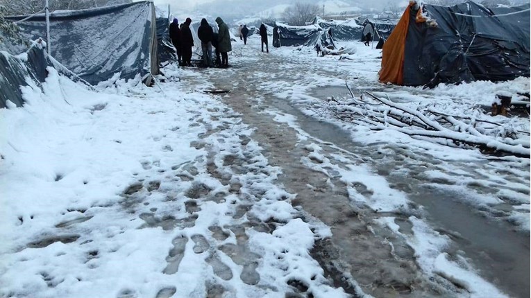 Associated Press: Migranti po snijegu kreću prema Hrvatskoj
