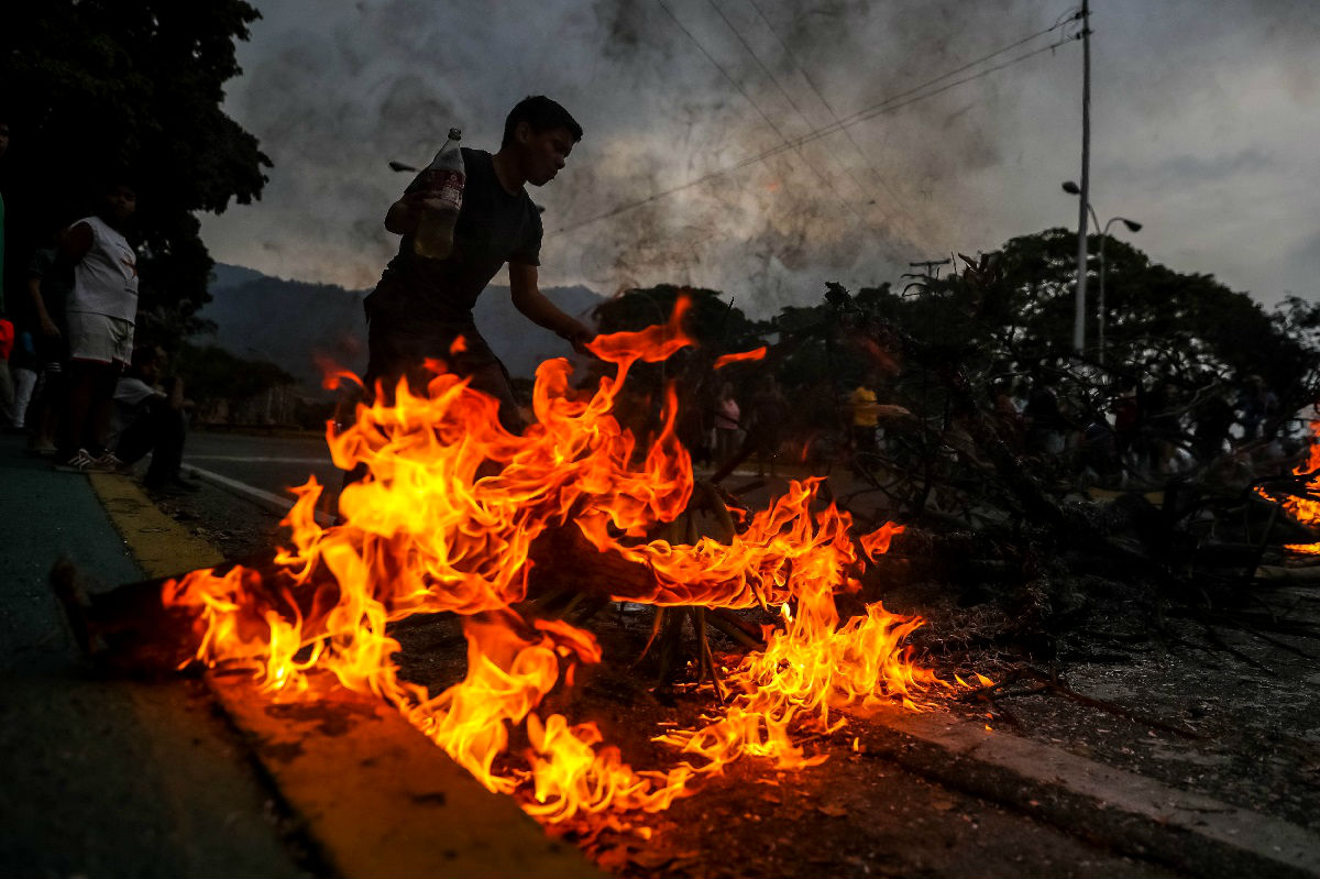 U Venezueli i dalje nema struje ni vode, prosvjednici zapalili barikade