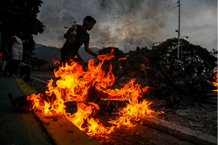 U Venezueli i dalje nema struje ni vode, prosvjednici zapalili barikade