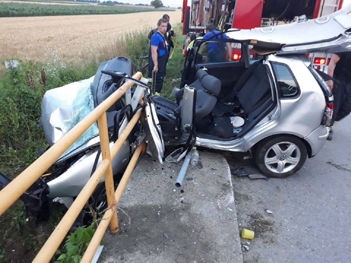 FOTO Teška nesreća kod Kutjeva, pet djevojaka ozlijeđeno, auto potpuno uništen