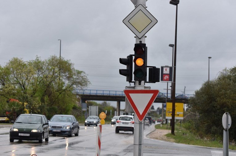 FOTO Ljude zbunili prometni znakovi u Šibeniku: "Tko tu ima prednost?"