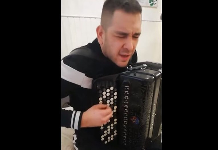 Harmonikaš iz Zagreba savršeno opisao narode bivše Juge svirajući "Zvončiće"