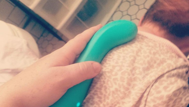 Mama pomoću vibratora pomogla bebi ublažiti kašalj; roditelji se dive ideji