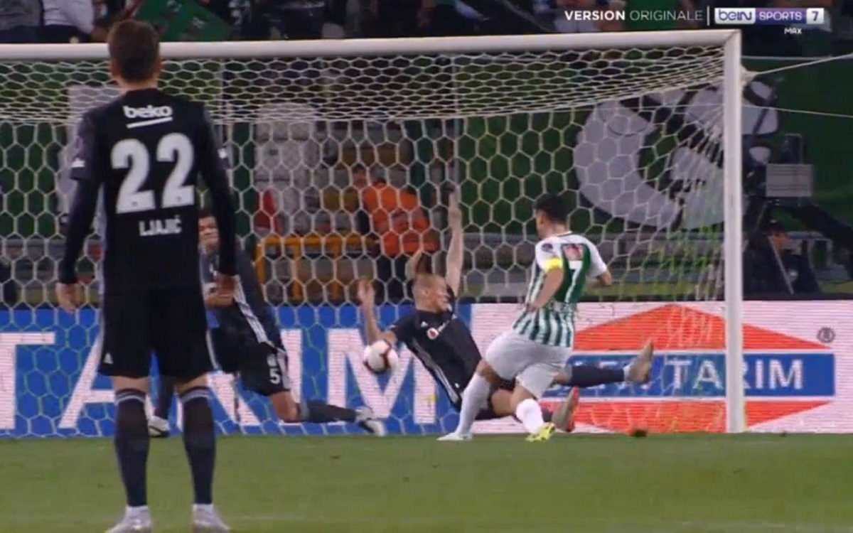 VIDEO Vida sjajnom paradom obranio gol. Usput je skrivio penal i dobio crveni