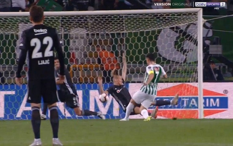 VIDEO Vida sjajnom paradom obranio gol. Usput je skrivio penal i dobio crveni