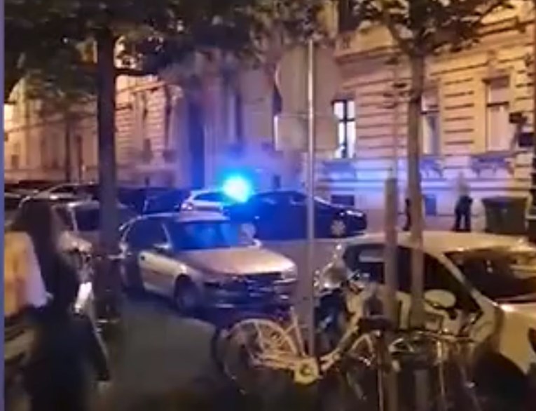 Najluđa scena: Policajci u Zagrebu upalili rotirke nakon hrvatske pobjede!