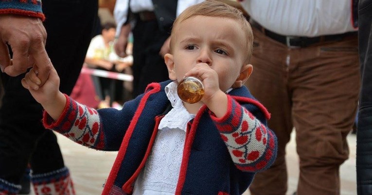 Dječak s flašicom u ruci - promocija alkohola ili tradicije?