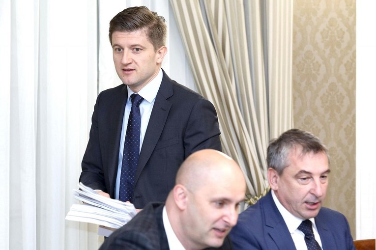 Europska komisija vladi: Smanjite javnu upravu i prodajte državne tvrtke
