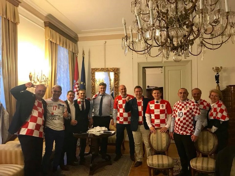 Plenković ministre obukao u hrvatske dresove