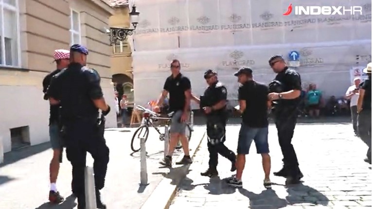 Pogledajte kako je policija odvela radnike koji su stavili govno pred sabor