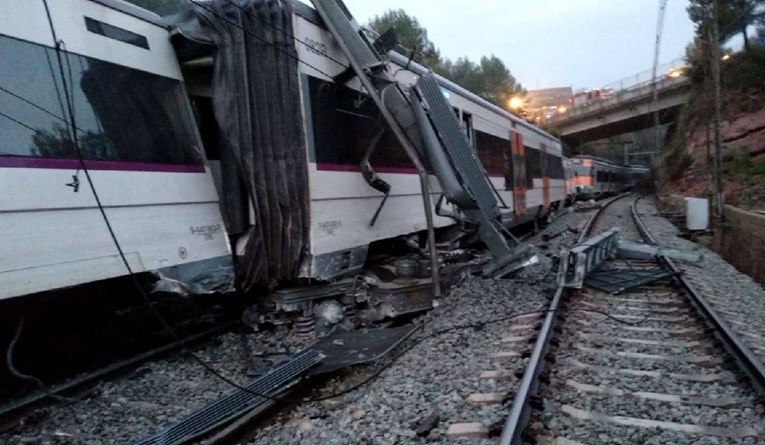 VIDEO Kod Barcelone iskočio vlak iz tračnica, jedna osoba poginula