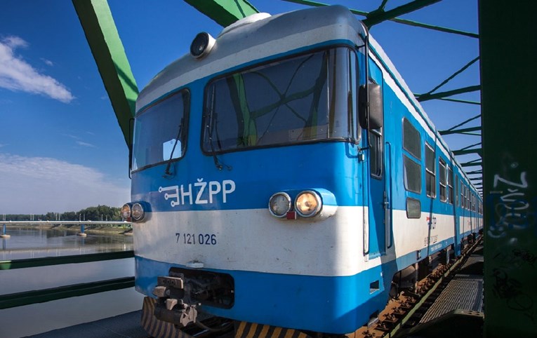 Na vlaku Zagreb - Novska pukla osovina i oštetila prugu