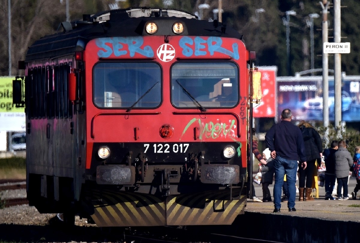 Migranti u BiH zaustavili vlak, pokrali putnike i pobjegli