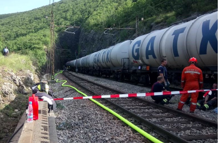 Prevrnuo se vlak na granici Hrvatske i Slovenije, iscurilo 10000 litara kerozina