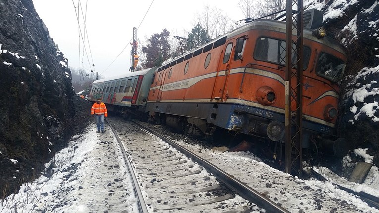 Vlak u Republici Srpskoj izletio iz tračnica, strojovođa teško ozlijedio glavu