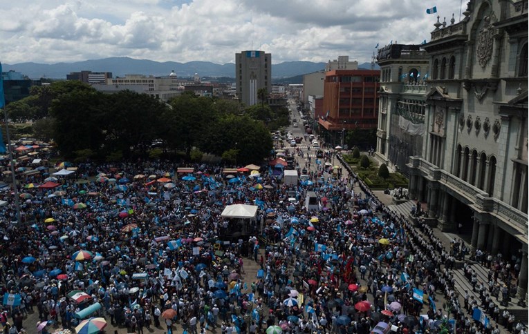 Tisuće prosvjednika u Gvatemali traže ostavku predsjednika zbog korupcije