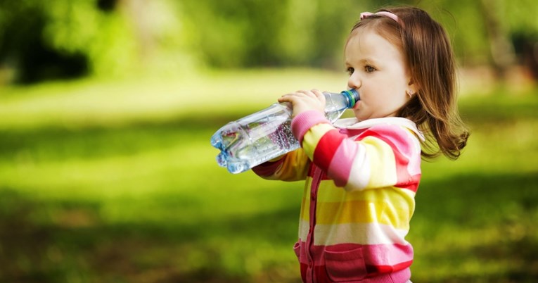 Djeca koja ne vole piti vodu mogla bi unijeti i do sto dodatnih kalorija dnevno