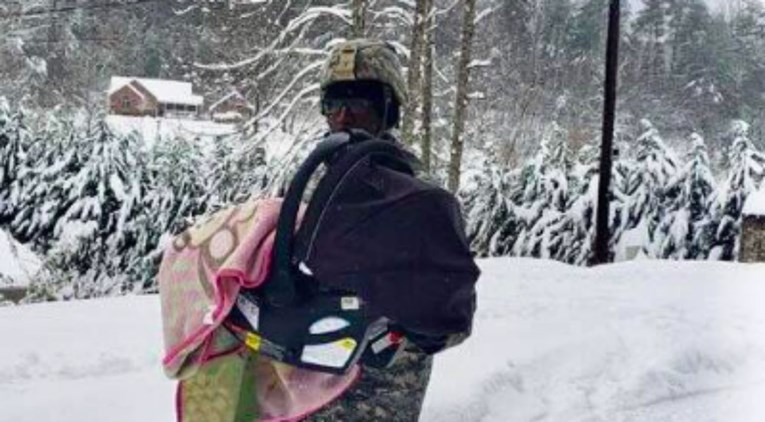 Fotka vojnika koji je spasio bebu iz snježne mećave obilazi svijet