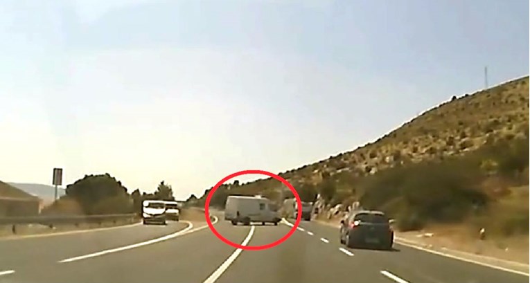 VIDEO Divljak zamalo izazvao nesreću na jednoj od najopasnijih cesta u Dalmaciji