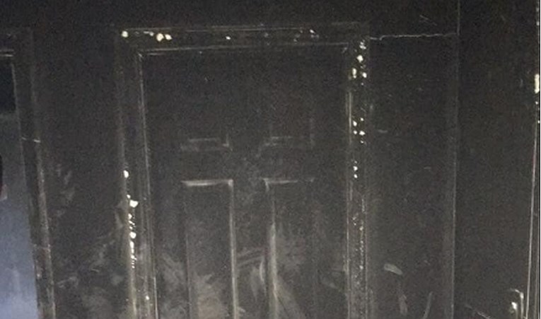 Vatrogasci zastrašujućom fotkom upozorili da treba spavati sa zatvorenim vratima