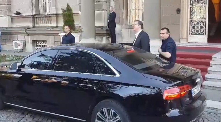 VIDEO Vučić nakon šest sati napustio Predsjedništvo, prosvjednici ga vrijeđali