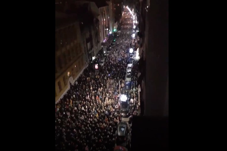 Beograd je ustao protiv Vučića, deseci tisuća ljudi na ulicama: "Počelo je"