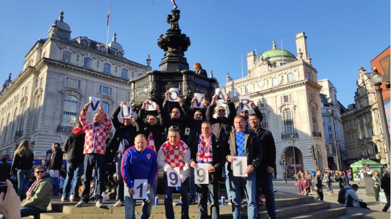 Navijači Hrvatske poklonili se Vukovaru u centru Londona
