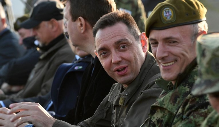 Srpski ministar obrane Vulin prijavio se u vojsku, Srbi ga masovno sprdaju