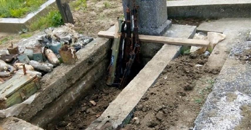 FOTO Netko je na groblju u Borovu grobnicu napunio oružjem
