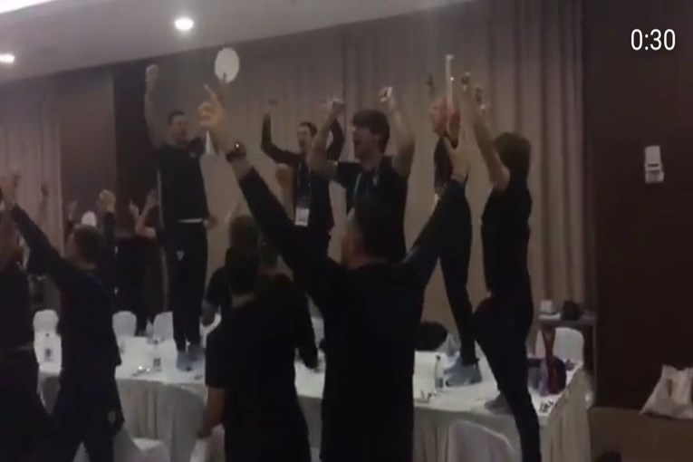 VIDEO Dalić objavio snimku ludila u hotelu: Lovren, Modrić i Vida skakali po stolu