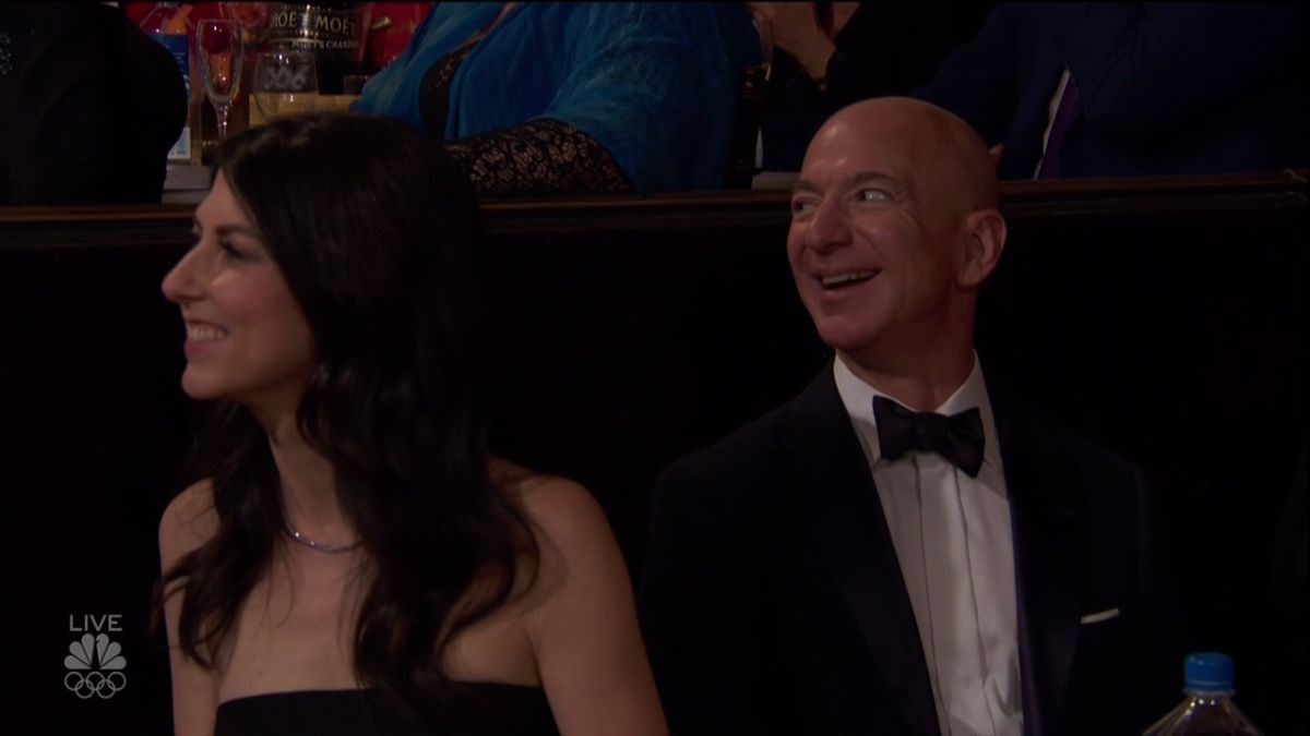 Šef Amazona na Globuse poveo ljubavnicu, a 2018. se tamo ovako provodio sa ženom