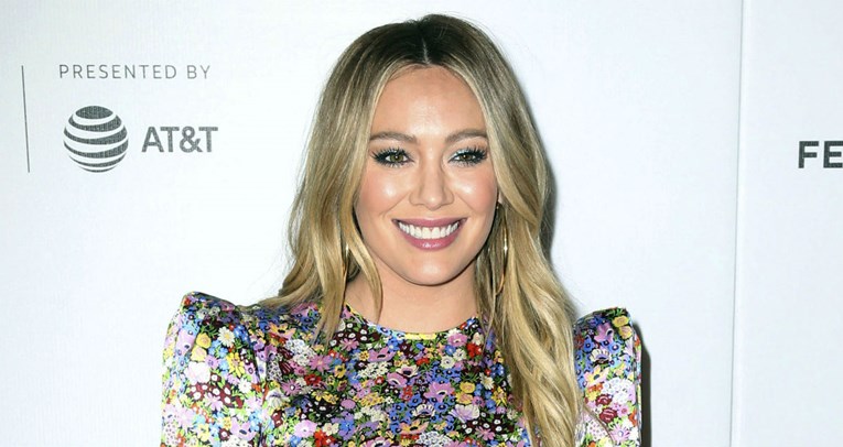 Novi look holivudske slatkice: Retro šiške Hilary Duff idealne su za ljeto