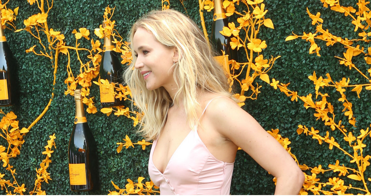 Prekrasnu haljinu Jennifer Lawrence zasjenio je golemi dijamant na njenoj ruci