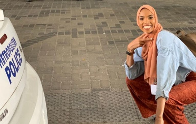 Fotka mlade muslimanke postala viralni hit zbog onog što se nalazi iza nje