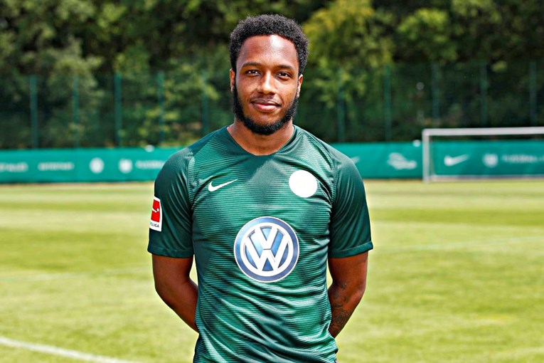 Wolfsburg napadaču uručio otkaz jer je lagao da nema putovnicu