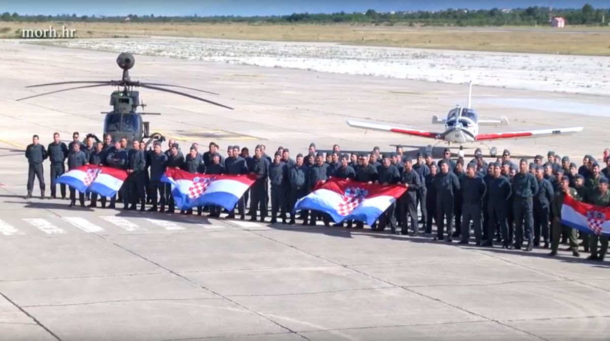Kao u Sjevernoj Koreji: Krstičević postrojio vojnike da skandiraju nogometašima