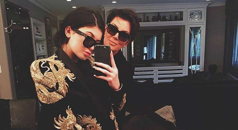 Kylie Jenner s kratkom perikom izgleda kao jednojajčana blizanka svoje mame