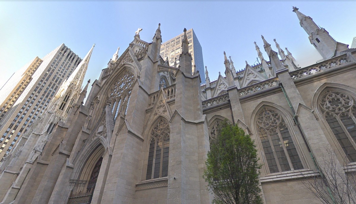 Muškarac ušao u njujoršku katedralu s kanisterima punim benzina i upaljačima