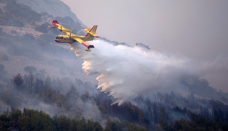 Netko je dronom ometao kanadere u gašenju