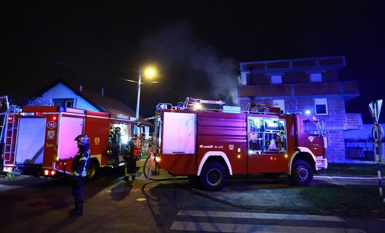 Gorjele dvije kuće u Zagrebu, vatrogasci spasili ženu i dijete