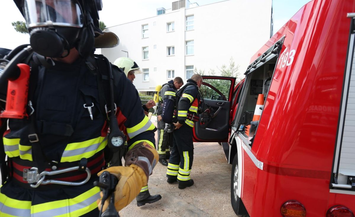 U požaru kuće kod Orebića teško ozlijeđena starica, liječnici se bore za njezin život