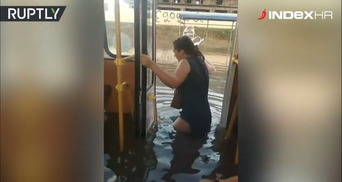 VIDEO Strašne poplave pogodile su jug Rusije, zgrade i auti pod vodom, ljudi evakuirani