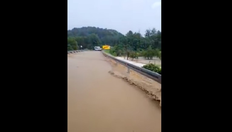 Obilna kiša kraj Okučana, bujica preplavila cestu i dvorišta