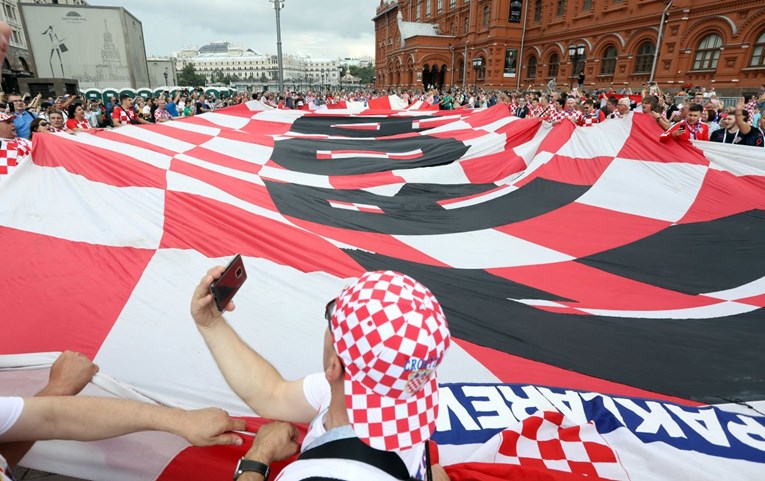 Hrvatski navijači stigli na stadion, porukom na zastavi zahvalili Rusima