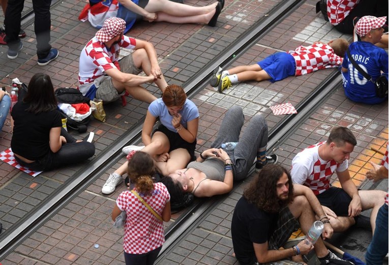 U centru Zagreba nestalo vode, stigle cisterne, ljudi leže na ulicama
