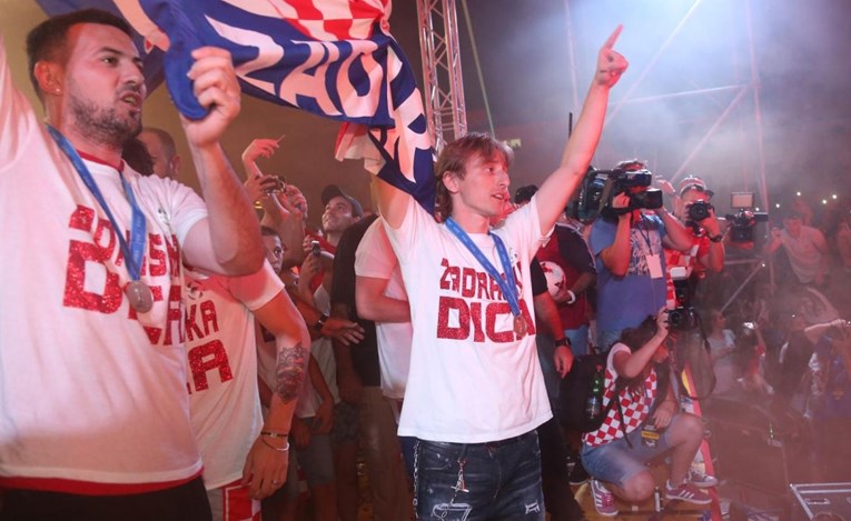 VIDEO Totalna ludnica u Zadru: Modrić i Vrsaljko satima pjevali s više od 30 tisuća ljudi