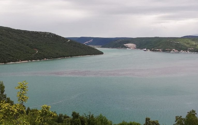 U tijeku saniranje onečišćenja mora u Istri, nafta se izlila iz broda