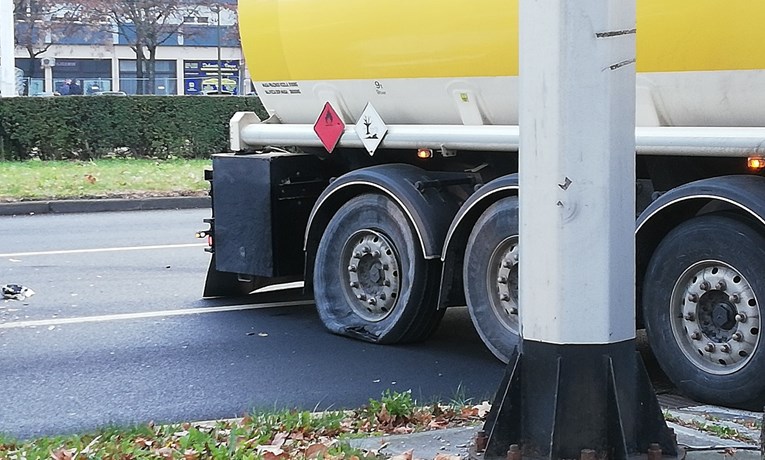 Autom se zabila u cisternu kod benzinske pumpe u Novom Zagrebu