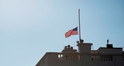 Trump popustio i spustio zastavu u počast McCainu